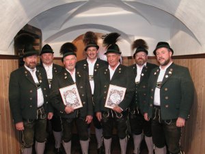 Im Rahmen unserer Herbstversammlung wurden langjährige Mitglieder geehrt.Für 50 Jahre Mitgliedschaft wurde Pankraz und Heinrich Potschacher  jeweils eine Urkunde übereicht, Max Freiwang, Peter Scheidsach, Willi Schmid  und der 1. Vorsitzende Robert Rauch erhielten aus den Händen des  2. Vorsitzenden Siegfried Freiwang die silberne Nadel für 25 Jahre Mitgliedschaft. Unser Bild zeigt die Geehrten 1. Vorsitzender Robert Rauch, 2.Vorsitzender Siegfried Freiwang, Pankraz Potschacher, Willi Schmid, Heinrich Potschacher, Max Freiwang und Peter Scheidsach (v.l.).
