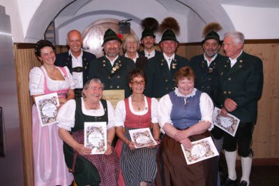 Die für 25-jährige Treue zum Verein geehrten Mitglieder Anna Potschacher, Therese Ertl, Brigitte Potschacher (sitzend von links), Eleonore Stanggassinger, Günther Zaiska, Ehrenmitglied Robert Rauch, Margot Empl, 2. Vorstand Manfred Schmid, Ehrenvorstand Siegfried Freiwang 1. Vorstand Sepp Huber und Sepp Ertl (stehend von links)