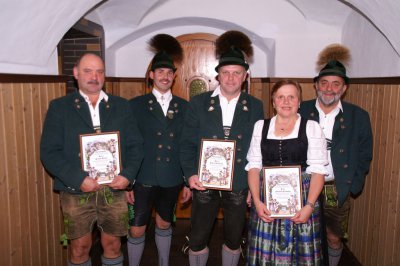 Für ihre Treue zum Verein wurden beim Trachtenverein "Kranzlstoana" im Rahmen der Generalversammlung langjährige Mitglieder geehrt, von links: Helmut Heckel, 2.Vorstand 'Manfred Schmid, Hubert Hillebrand, Annelise Freiwang und 1. Vorstand Sepp Huber