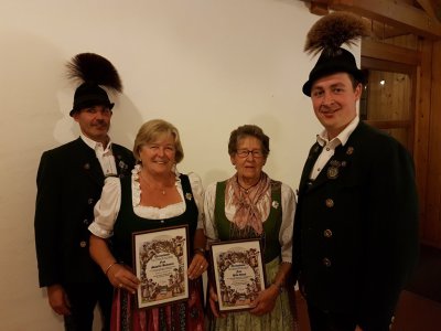 Ehrungen für 25 Jahre Vereinszugehörigkeit beim Trachtenverein „Kranzlstoana“ Karlstein: 1. Vorstand Manfred Schmid, Mathilde Bachmaier, Hilde Rauch und 2. Vorstand Peter Streibl jun. (von links)