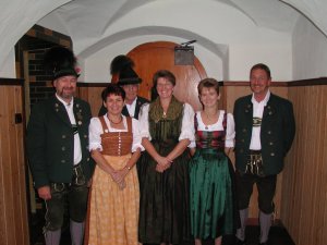 Im Rahmen seiner Herbstversammlung führte der Trachtenverein „Kranzlstoana“ Karlstein für langjährige Mitglieder Ehrungen durch. Für 25 Jahre Mitgliedschaft erhielten Brigitte Dietrich, Irmgard Redel, Antje Ringlstätter, Anton Schmid und Hans Thaler aus den Händen des 1. Vorsitzenden Robert Rauch die silberne Vereinsnadel. Unser Bild zeigt den 1. Vorsitzenden Robert Rauch mit den   Geehrten Irmgard Redel, Anton Schmid, Brigitte Dietrich, Antje Ringlstätter und Hans Thaler (v.l.).