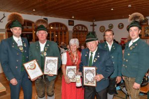 Geehrten von links: Gebietsvertreter Anderl Hinterstoißer, Fritz Potschacher, Maria Potschacher-Eisl, Heinrich Kernbichler, Hans Gruber, 2. Vorstand Peter Streibl