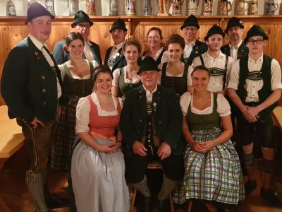 Der neugewählte Ausschuß: (v. l.) 1. Vorsitzender Peter Streibl jun., 2. Kassier Steffi Kornes, Beisitzer Franz Ringlstätter, 2. Vorsitzende Theresa Streibl, Beisitzer Manfred Schmid, Vortänzerin Anna Schmid, Ehrenvorstand Siegfried Freiwang, Jugendleiterin Monika Wernthaler, Vortänzerin Sophia Neuerer, 1. Kassier Markus Wernthaler, 3. Vorsitzende Andrea Potschacher, Vorplattler Sebastian Wernthaler, Schriftführer Markus Rauch und Vorplattler Maxi Hillebrand Vorstandschaft2019
